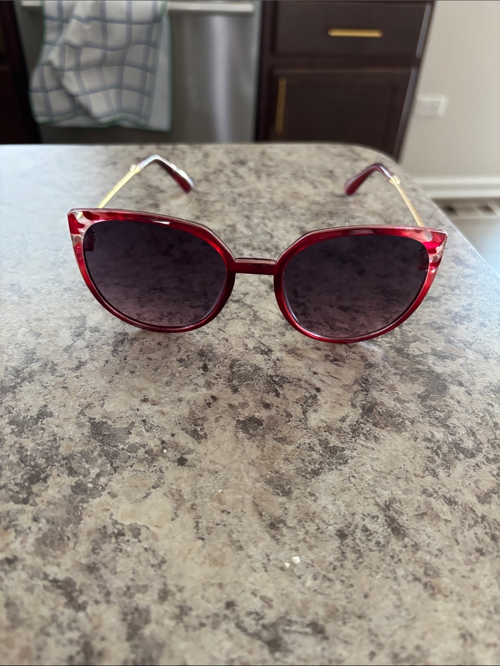 Women’s Red Cat-Eye Sunglasses - Stylish UV Protection